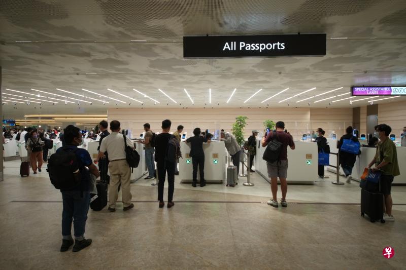 所有通过空路和海路入境的旅客，以及通过陆路入境的短期访客，都必须继续通过新加坡入境卡电子服务提交健康声明。（谢智扬摄） 