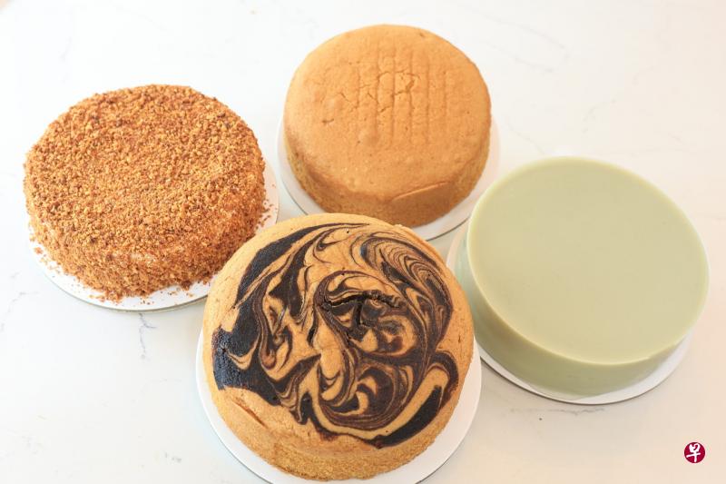李叔叔面包西菓店的咖椰蛋糕（右起，顺时钟方向）、大理石牛油蛋糕、花生奶油蛋糕和原味牛油蛋糕。（陈来福摄） 