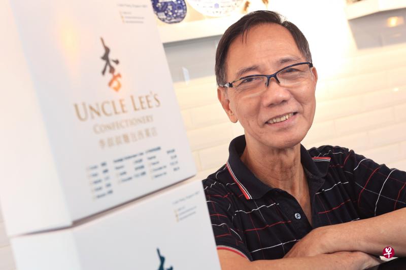 李武凇是东陵福已结业福安面包西菓店的老师傅，一年多前和两名儿子开了李叔叔面包西菓店，售卖古早味蛋糕。（陈来福摄） 