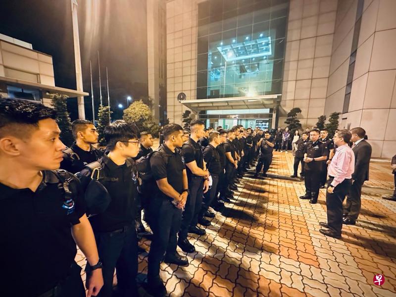土耳其驻新加坡大使龚恩利和内政部兼国家发展部政务部长费绍尔副教授星期四在民防部队总部为第二支队伍送行。（取自民防部队脸书） 