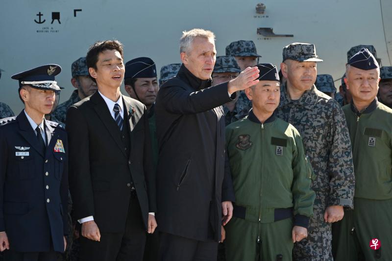 德国媒体引述消息人士称，北约成员国计划延长秘书长斯托尔滕贝格（左三）的任期到2024年4月。图为斯托尔滕贝格在1月31日访问日本埼玉县狭山市的航空自卫队基地。（法新社） 