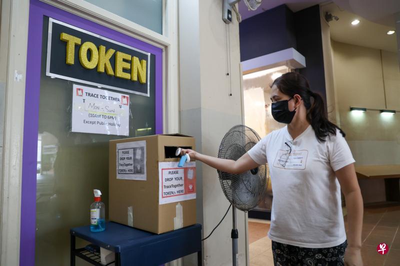 归还携手防疫器首日上午，陆续有公众前来民众俱乐部或联络所归还防疫器。不少单独前来的公众一次归还多个携手防疫器，甚至有人归还了六七个。（关俊威摄） 
