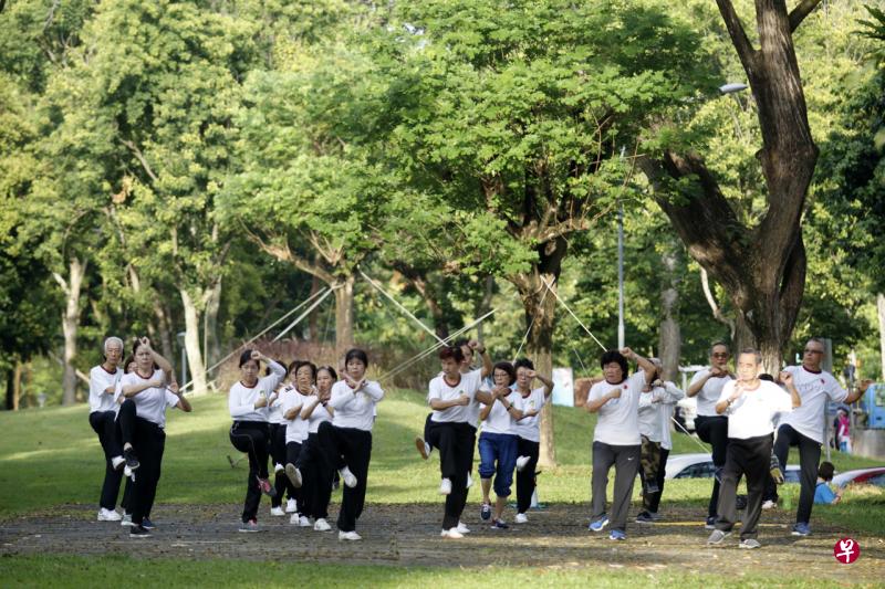 为了加强安全网，政府也将为保健基金填补15亿元，协助获得政府津贴，并使用终身健保和保健储蓄，但仍难以支付医药费的低收入者和老人。（梁麒麟摄） 