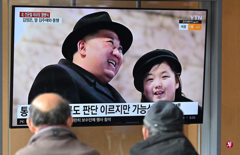 至今为止，金正恩共五次携女儿金珠爱出席军事活动。韩国统一部认为，此举意在凝聚军心民心，引导群众忠于金氏家族。（法新社） 