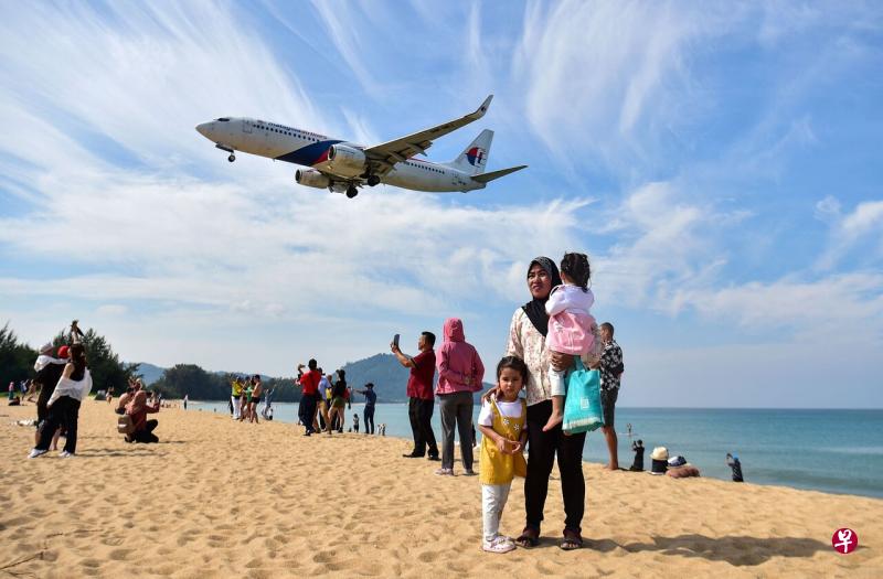据估计，今年到泰国旅游的外国游客人次可能高达3000万，几乎比去年的1120万多两倍。图为普吉岛迈考海滩。（法新社） 