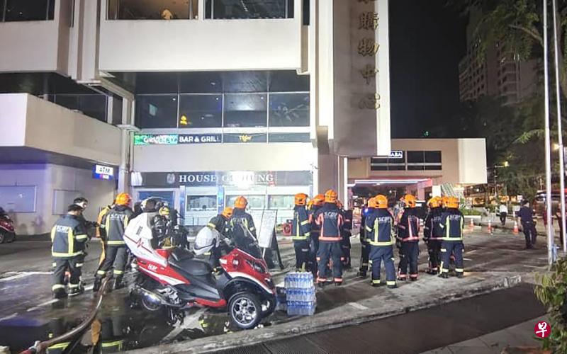 远东购物中心一间珠宝店星期三（2月15日）发生火患，民防人员到场灭火。（读者提供） 