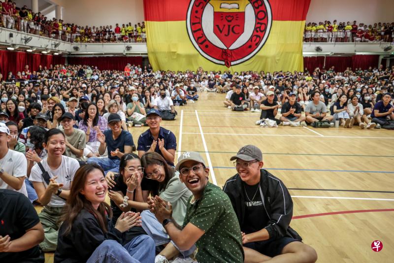 维多利亚初级学院学生等候A水准会考成绩放榜。（叶振忠摄） 