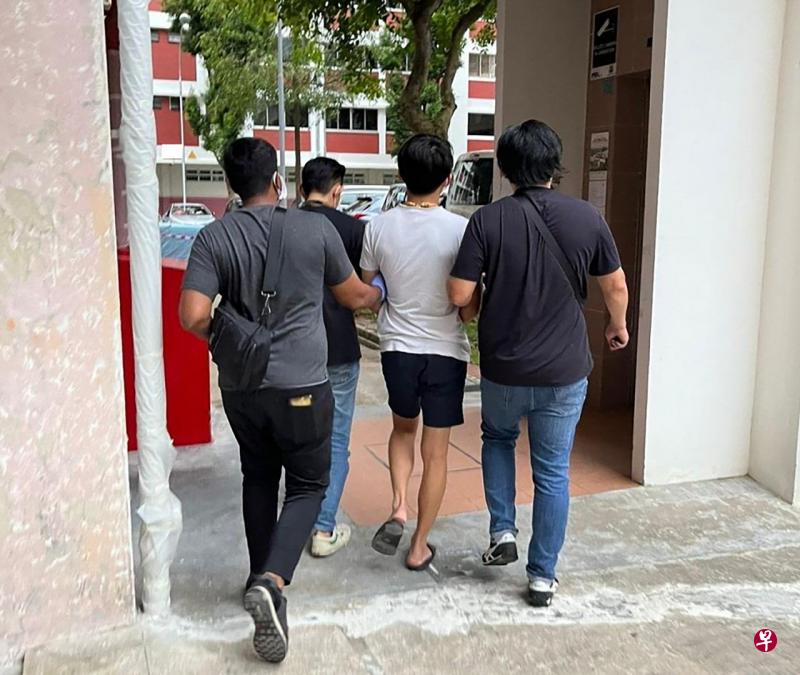 肃毒人员于2月6日至17日展开两周的全岛扫毒行动，在后港、裕廊和淡滨尼等地，逮捕了113名涉毒的男女。（中央肃毒局提供） 