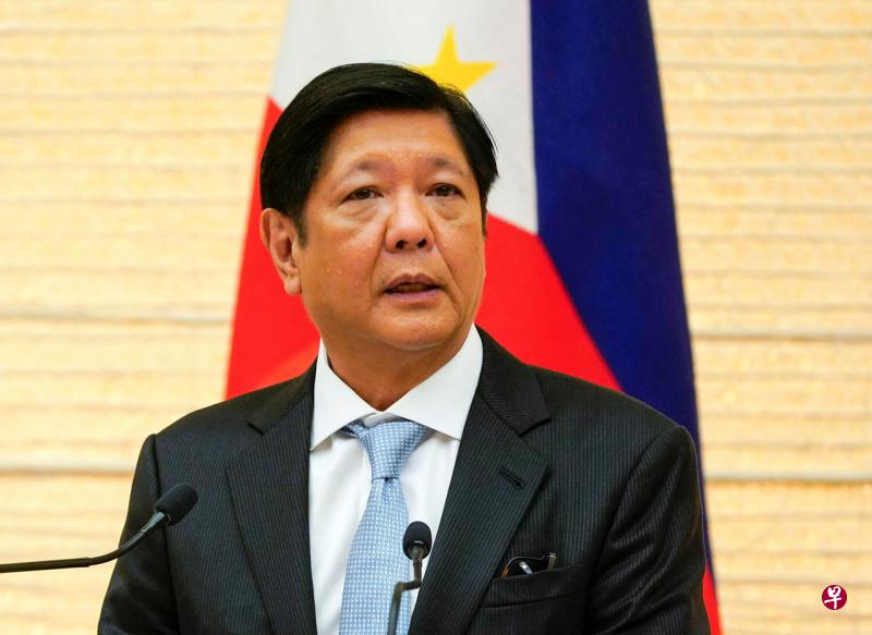 菲律宾总统小马可斯于2月10日在东京会见日本首相岸田文雄之后，在联合记者会上讲话。（路透社） 
