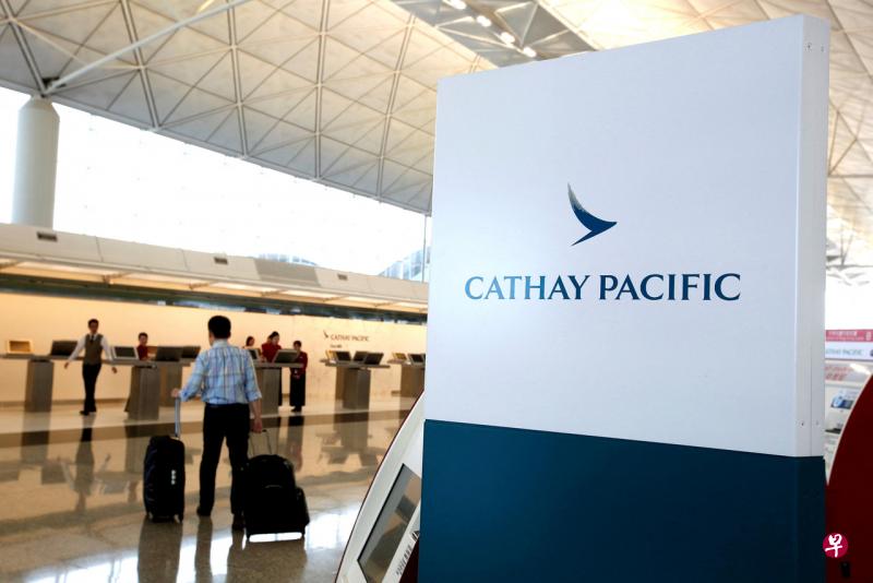 国泰航空将向东南亚各地的公众送出共计8万张往返香港的机票，新加坡居民可参与领取其中的1万2500张。（路透社） 
