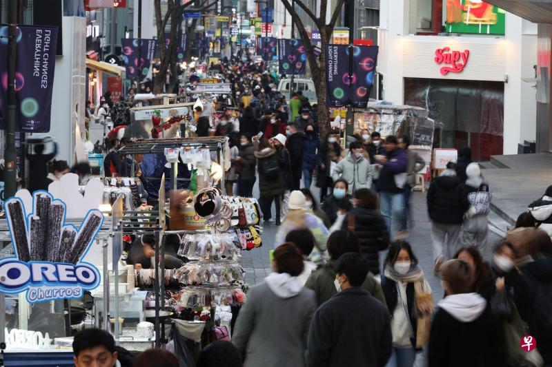 韩国统计厅日前的报告显示，韩国人对生活的满意度在经合组织38个成员国中，排名倒数第三，仅次于土耳其和哥伦比亚。（路透社） 