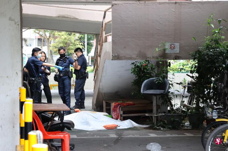 新加坡警察部队受询时证实，星期六（2月25日）早上9时许接获一起非自然死亡案件的通报，一名70岁的男子倒毙在黄金坊停车场。（曾美玲摄） 