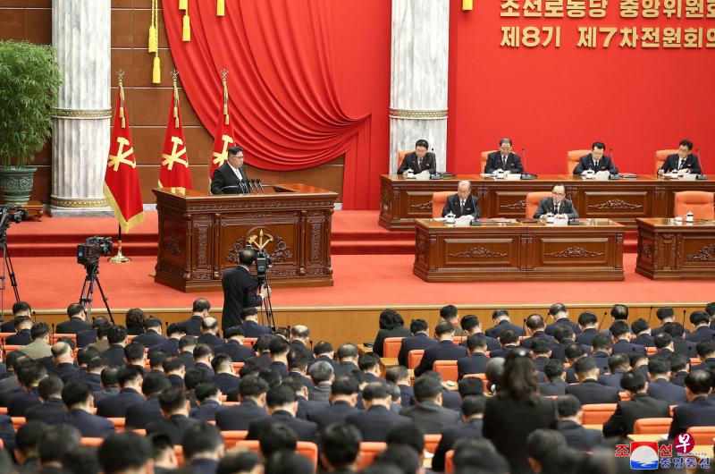 朝鲜劳动党26日召开第八届中央委员会第七次全体会议扩大会议，讨论农业问题，会议由金正恩主持。（路透社） 