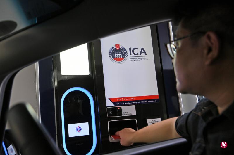 随着车内乘客自动通关系统的试用计划取得成功，移民局和内政科技局预计将全面推出这项系统。（档案照） 