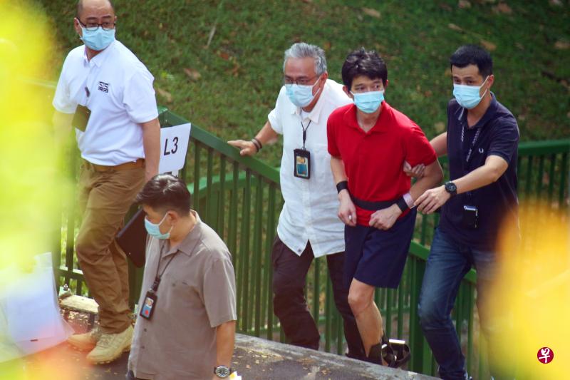 在原本的谋杀罪名下，被告叶俊宏（红衣者）可能被判处死刑。若误杀罪名成立，被告可面对终身监禁、最长20年监禁，罚款或鞭刑。（档案照） 