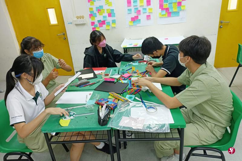 从2024年起，A水准专题作业仅批为及格或不及格，不会计入大学入学分。学生只须及格就可申请大学。照片摄于去年2月，淡马锡初级学院学生在上专题作业课程时，进行的设计思维工作坊。（淡马锡初级学院提供） 