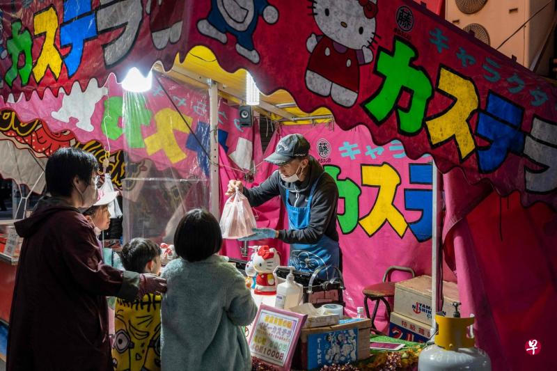 日本的新生儿数量连续七年减少。图为东京日本桥区的一个年终市集的食品摊。（法新社） 