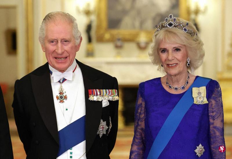 英国国王查尔斯三世和王妃卡米拉将前往法国和德国进行国事访问。图为两人2022年11月22日在伦敦白金汉宫举行的国宴上合影。（法新社） 