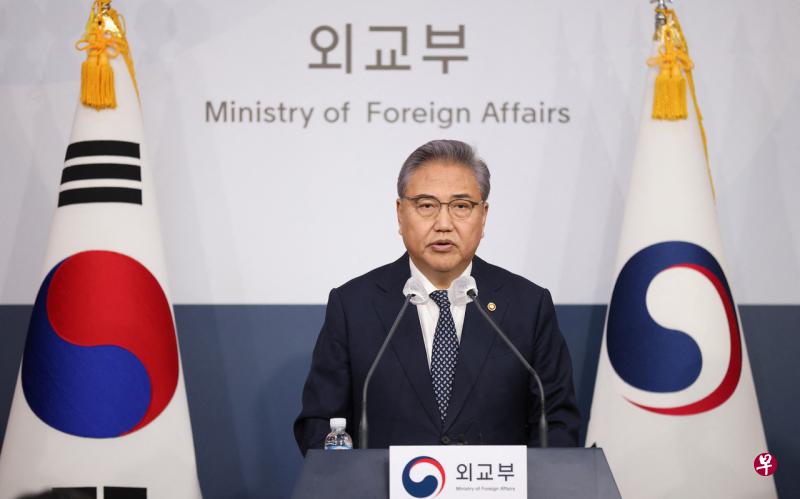 韩国外交部长朴振星期一（3月6日）在外交部举行的记者会说，为铭记劳工们被强征的苦难，并让下一代继往开来，将积极支持受害者纪念事业及相关教育、调查、研究项目。（路透社） 
