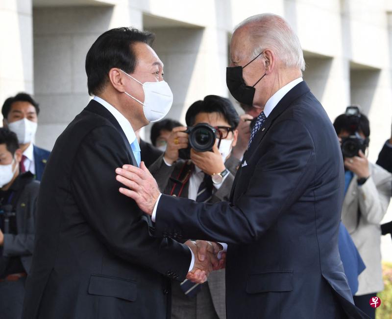去年5月美国总统拜登访问韩国，韩国总统尹锡悦在总统府迎接他。（法新社） 