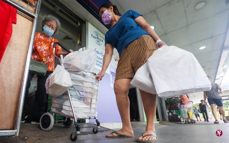 从7月3日起，所有年营业额超过1亿元的实体超市连锁集团，都必须为一次用购物袋收费。除了职总平价超市外，昇菘、百美、冷藏公司和巨人超市，都确定将按照政府定下的最低金额，向消费者收取每个袋子5分钱。（陈斌勤摄） 