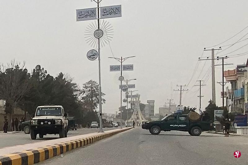 阿富北部巴尔赫省（Balkh）塔利班省长穆扎米尔星期四（3月9日）在办公室遭自杀式爆炸袭击身亡。图为爆炸发生后，当地塔利班安全人员封锁了马扎里沙里夫（Mazar-i-Sharif）的道路。（法新社） 