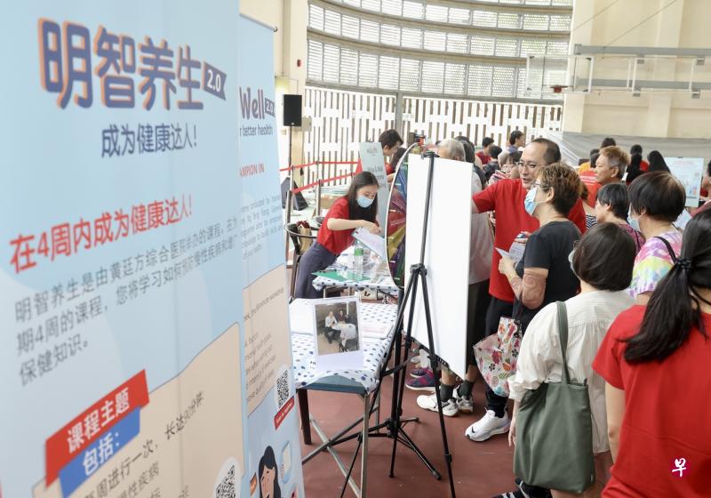 由黄廷方综合医院和裕廊社区医院的营养师、物理治疗师和职业治疗师设计，为丰加北居民量身打造的“明智养生”的课程，将向居民传授如何管理慢性病和进行有益身心的运动。（邬福梁摄） 