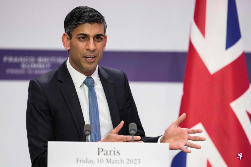 英国首相苏纳克10日在巴黎说，他和法国总统马克龙同意，两国协调合作在印太水域部署航空母舰。（法新社） 