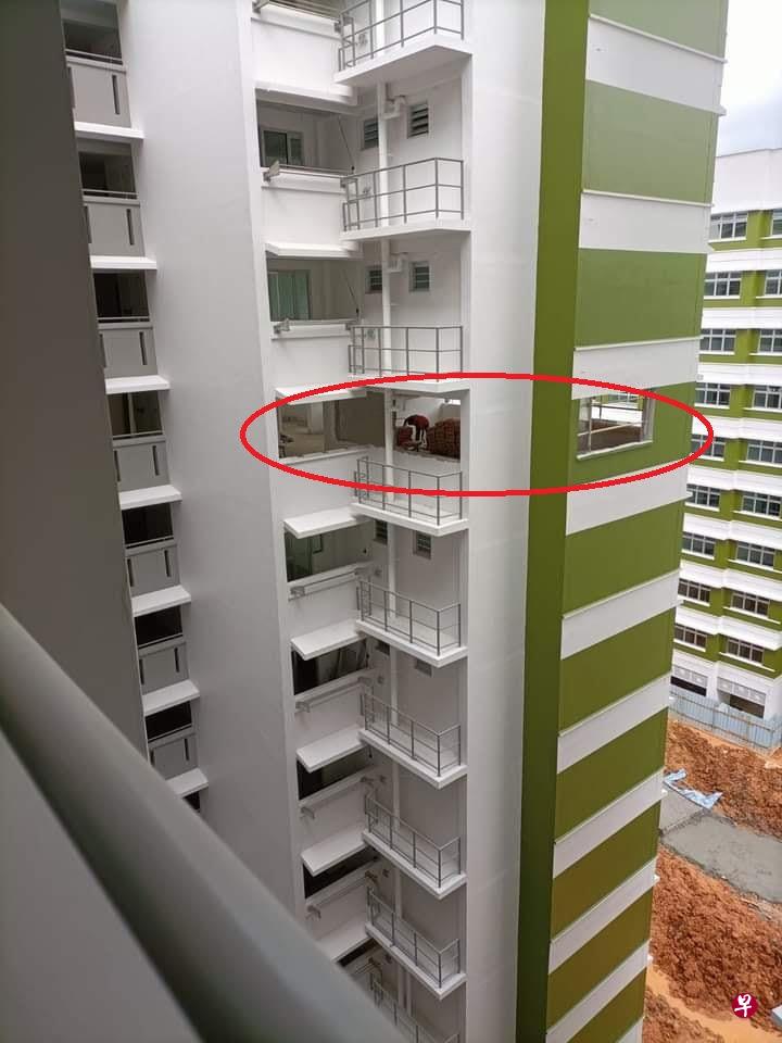 组屋外墙开了洞的照片引起网民的关注，担心这项操作会影响整座组屋的结构安全。（取自脸书） 