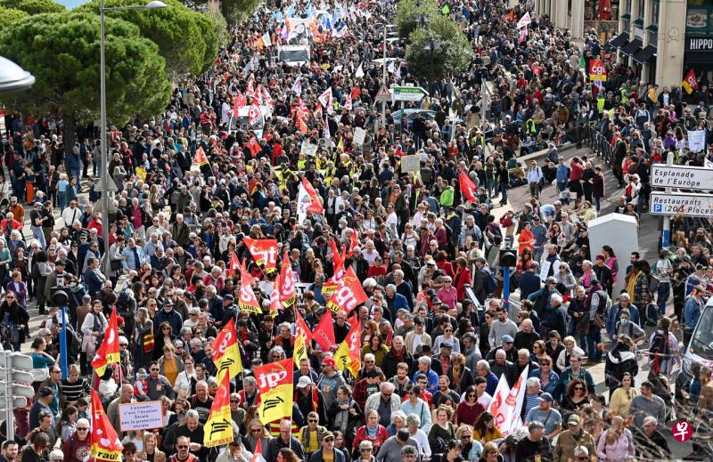 在参议院开始进行投票前几小时，有36万8000名法国人在全国多地发起示威游行反对养老金制度改革。（法新社） 