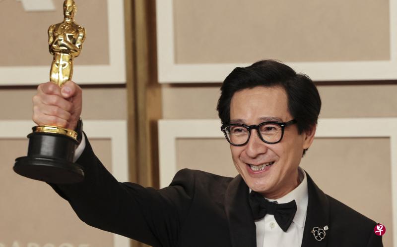 关继威夺奥斯卡最佳男配角奖。（路透社） 