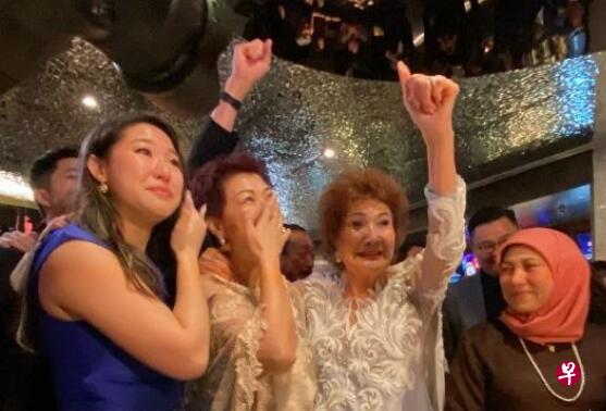 杨家人听到杨紫琼得奥斯卡影后，喜极而泣。（互联网） 