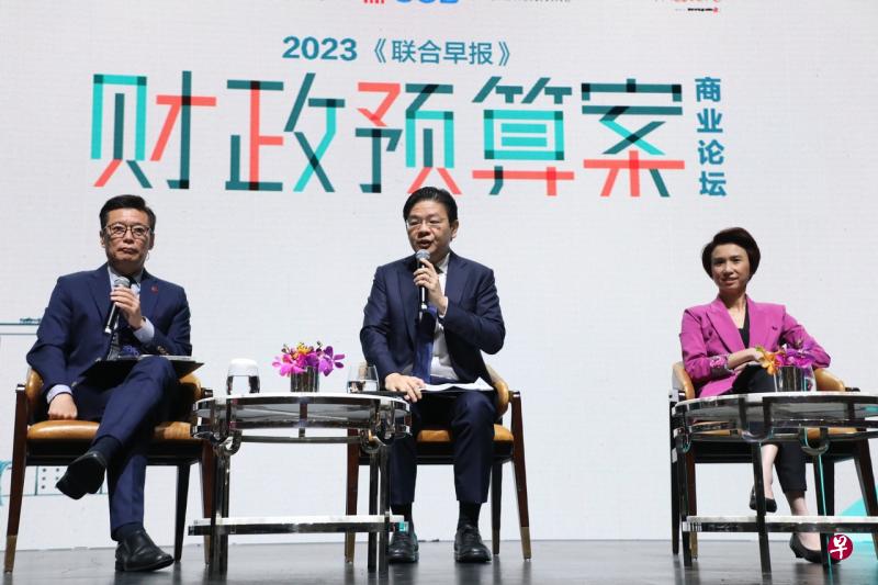 《联合早报》总编辑吴新迪（左起）、副总理兼财政部长黄循财和贸工部兼文化、社区及青年部政务部长刘燕玲星期三（3月15日）出席在首都剧院举行的《联合早报》财政预算案论坛。（邝启聪摄） 
