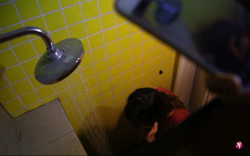 被告用手机偷窥和偷拍在冲凉的受害者。（示意图） 