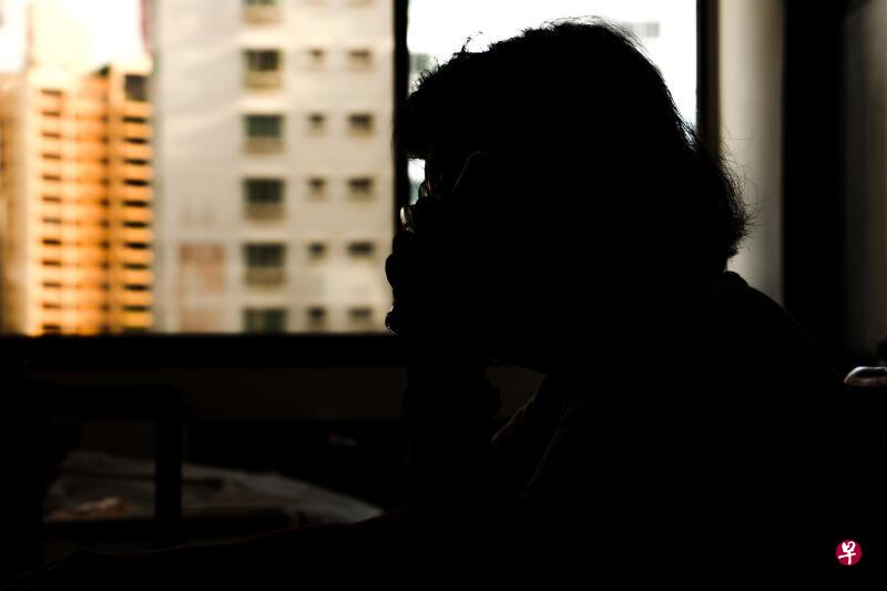 退休女商人误信“中国公安”坠入骗局，提出公积金存款转入银行户头，结果钱被一笔笔转账，短短七天痛失100万元储蓄，直到警方上门，家人才惊知真相。 