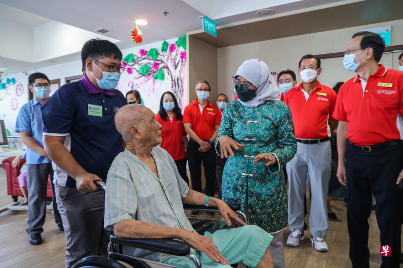 时隔三年，广惠肇留医院社区关怀日复办，哈莉玛总统（前排右一）受邀担任活动嘉宾。（白艳琳摄） 