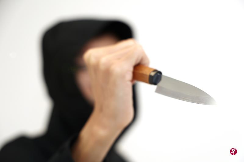 两名男子涉嫌持刀蓄意重伤他人，被控上法庭。（示意图/王彦燕摄） 