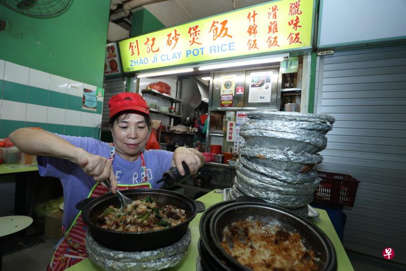 位于牛车水大厦熟食中心的“钊记砂煲饭”摊主决定退休，将在近日内歇业。（梁麒麟摄） 