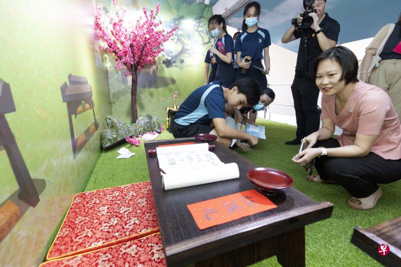 教育部政务部长颜晓芳（右）在《谁是推理王》推理游戏中和参与学生互动。（陈来福摄） 
