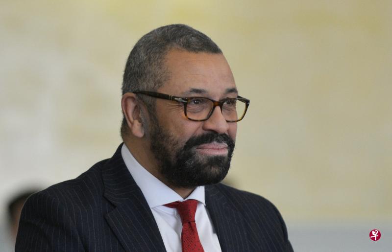 英国外交部长克莱弗利说，英国向乌克兰提供贫铀炮弹“不会对俄罗斯造成威胁，纯粹是为了帮助乌克兰保卫自己”。（路透社） 