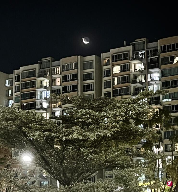 本地“月掩金星”现象肉眼可见，明亮的金星在月牙湾的一角，随后就暂时消失在月亮后面，不久再从另一边现身。（陈素君摄） 