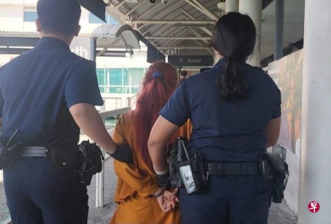 执法人员在渡轮离开新加坡水域前将涉案女子逮捕归案。（警方提供） 