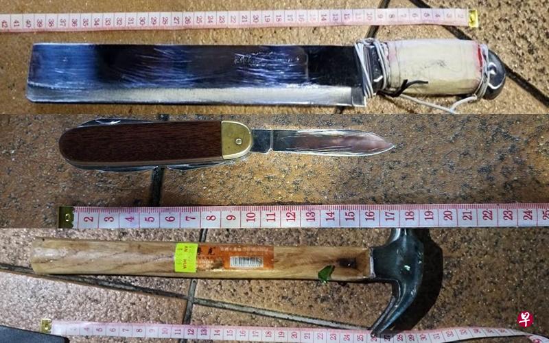警方从男子身上起获一把刀、一把瑞士军刀和一把锤子。（新加坡警察部队提供） 
