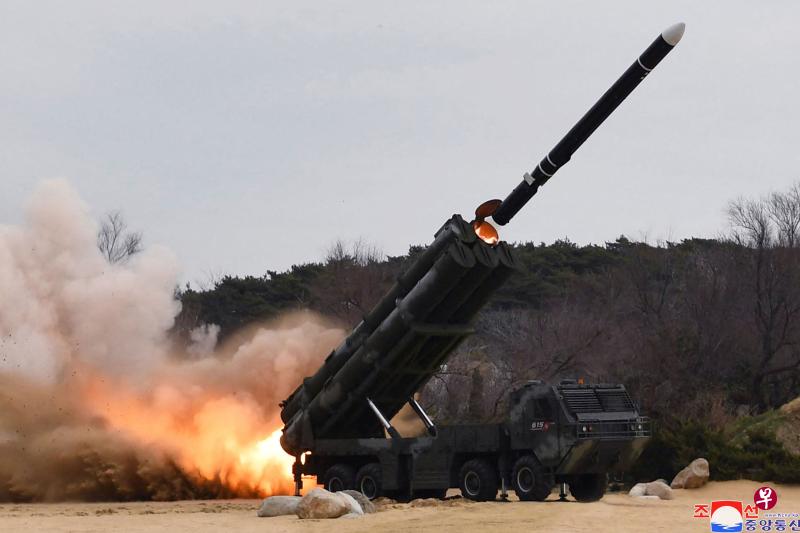 朝鲜星期一（3月27日）发射了两枚导弹，韩国军方对朝鲜发出强烈谴责，指这是严重的挑衅行为。图为朝中社3月24日发布的照片，朝鲜3月22日从咸镜南道咸兴一带发射导弹。（法新社） 