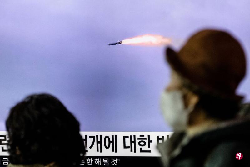 27日上午，首尔一火车站的电视报道了朝鲜当天早上又发射弹道导弹。（法新社） 