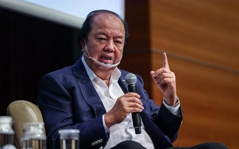 印尼国信集团创办人翁俊民日前在《联合早报》与马来西亚、印尼三国媒体与学府联办的“东南亚讲堂”上，主讲“印尼华商今昔——国家定位和角色”，对这一宏大而敏感的课题提出了坦诚的见解，他大力呼吁当地华裔落地生根，积极贡献本乡本土。（叶振忠摄）