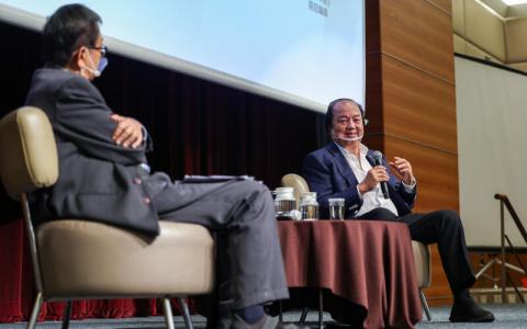 “东南亚讲堂”一周前开讲，印尼国信集团创办人翁俊民畅谈“印尼华商今昔——国家定位和角色”，掀起了一阵舆论震荡。（叶振忠摄）