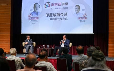 翁俊民博士在《联合早报》与马来西亚、 印度尼西亚三国媒体与学府联办的“东南亚讲堂”分享“印尼华商今昔——国家定位和角色”。（叶振忠摄）