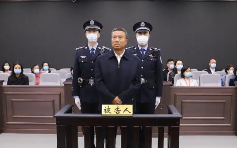 李建平（中）涉嫌贪污、受贿和挪用公款，星期二在内蒙古法院一审被判处死刑。（互联网）