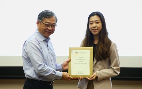 联合早报财经记者王思颖（右）从贸工部长颜金勇手中接过最佳经济论文奖状。     （海峡时报）